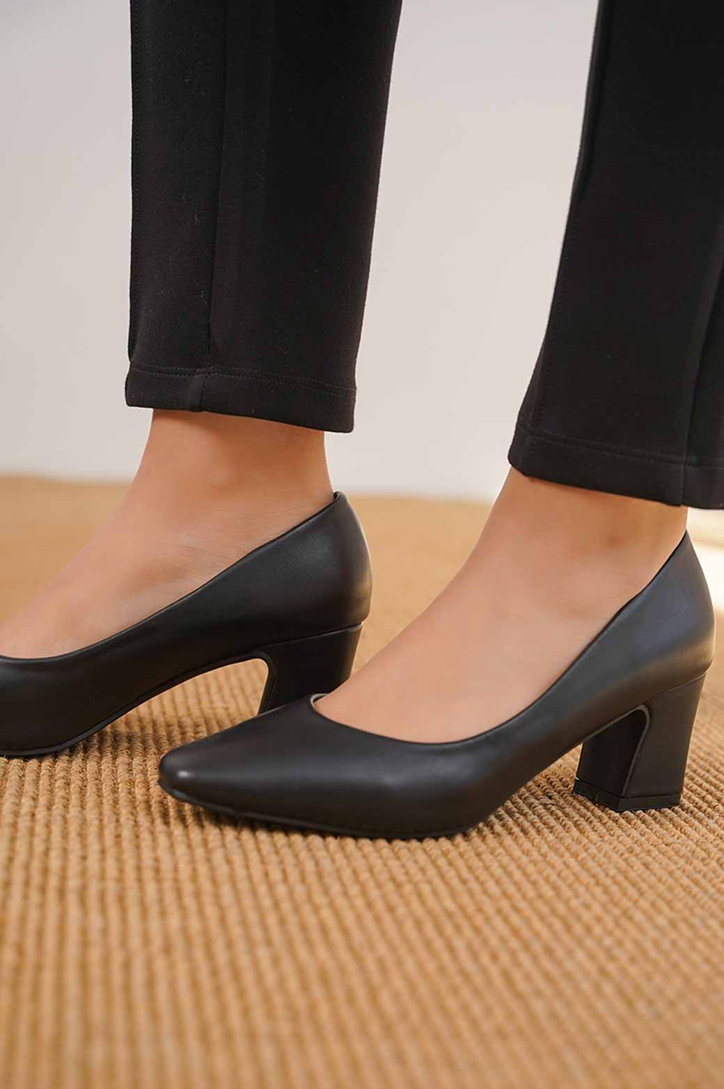 BLACK HEELED PUMPS
