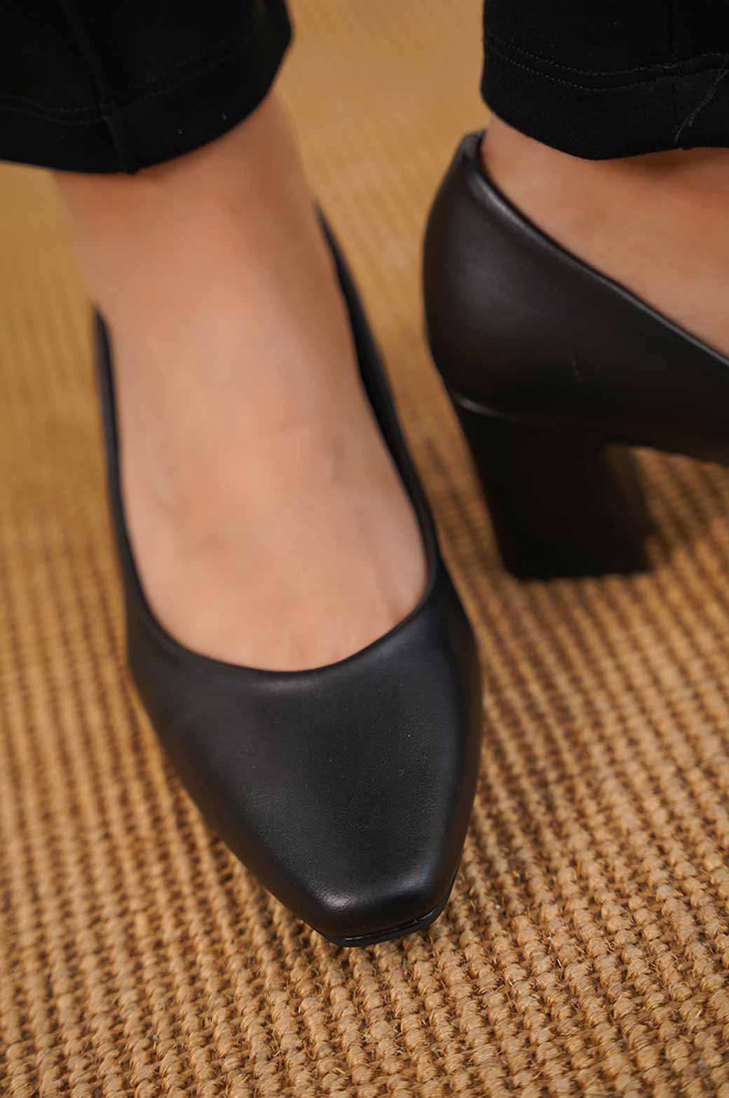 BLACK HEELED PUMPS