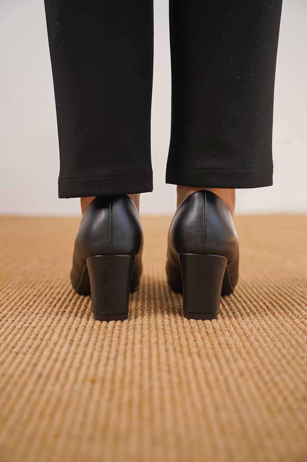 BLACK HEELED PUMPS