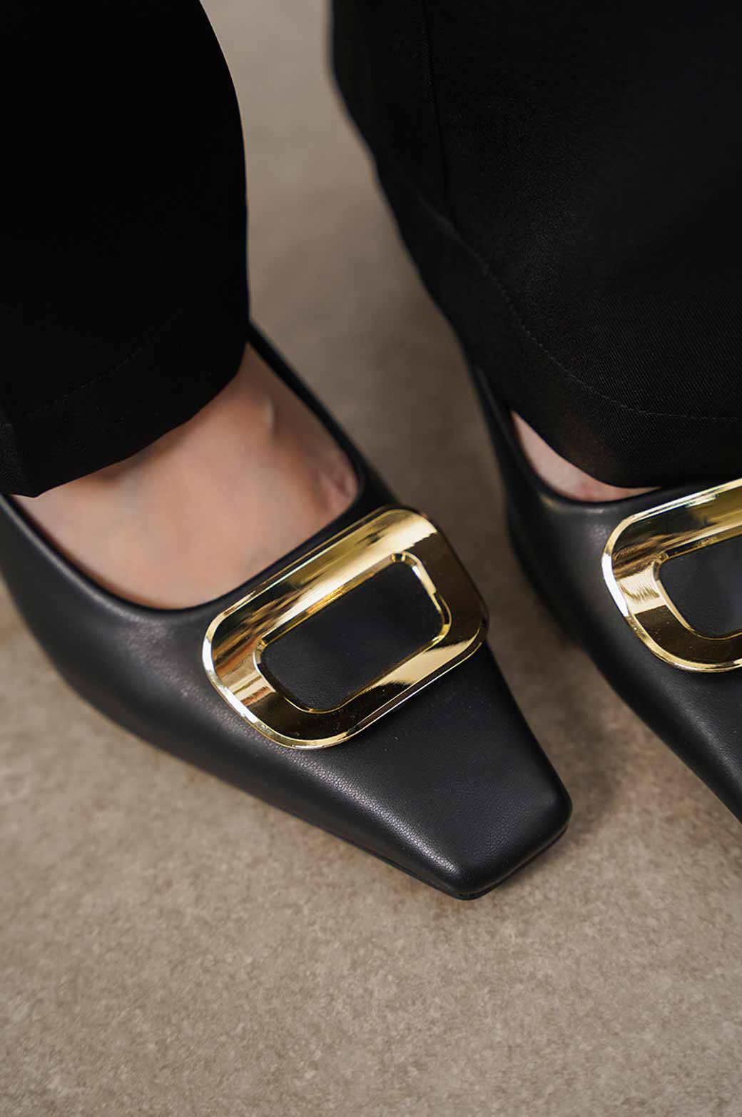 BLACK HEEL WITH BUCKLE
