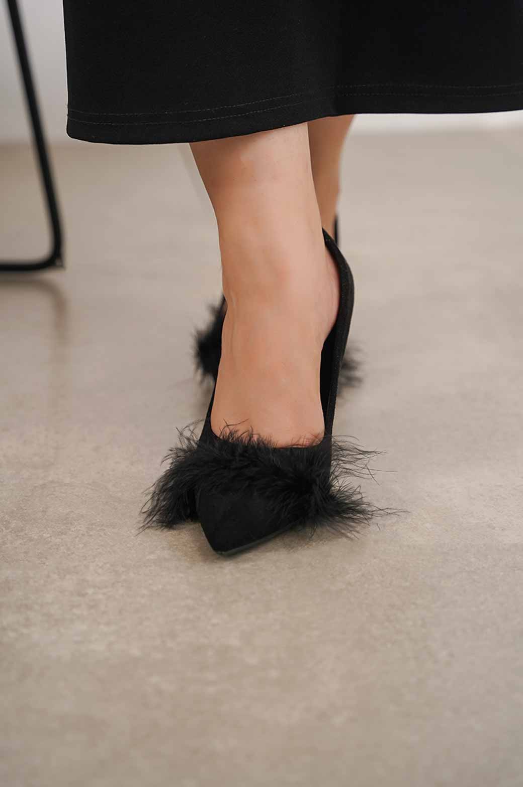 BLACK HEEL WITH FUR