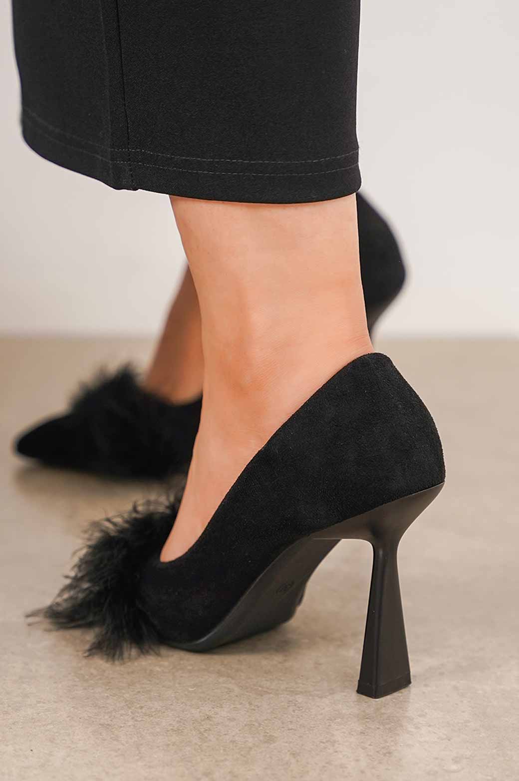 BLACK HEEL WITH FUR