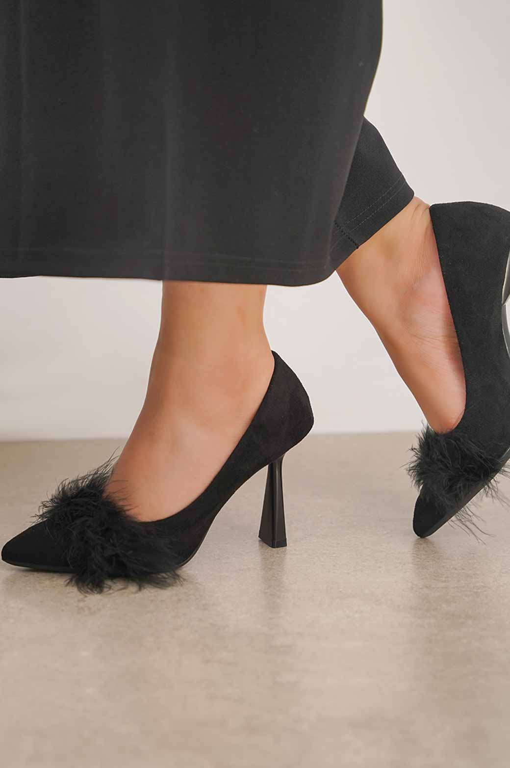 BLACK HEEL WITH FUR