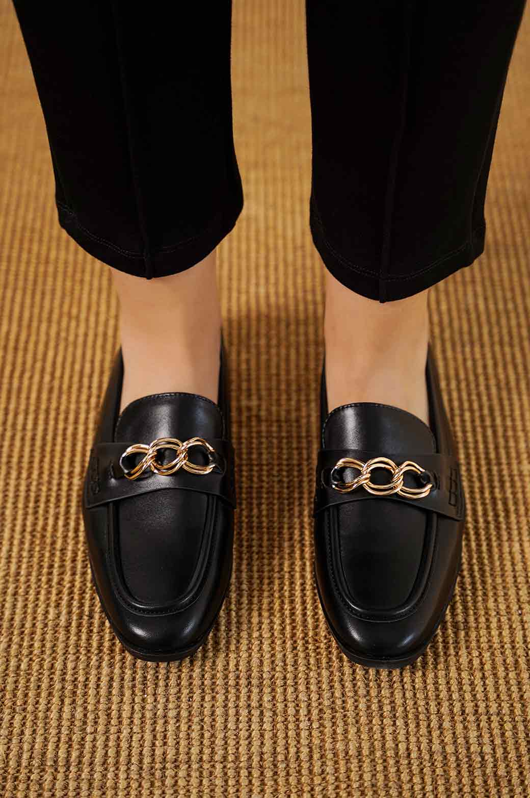 BLACK PLAIN CHAIN LOAFERS
