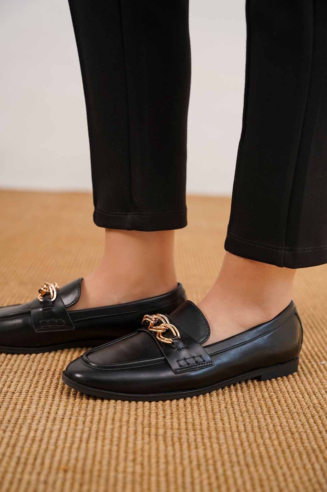 BLACK PLAIN CHAIN LOAFERS