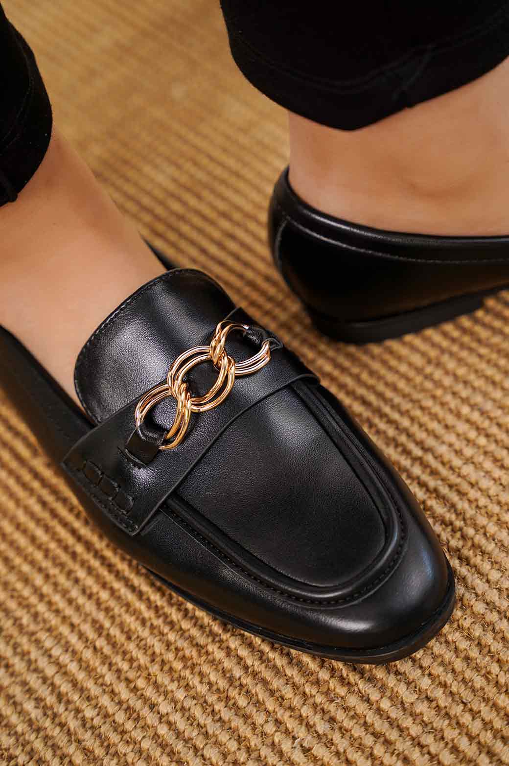 BLACK PLAIN CHAIN LOAFERS