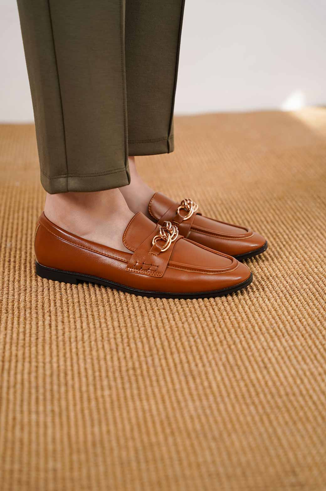 BROWN PLAIN CHAIN LOAFERS