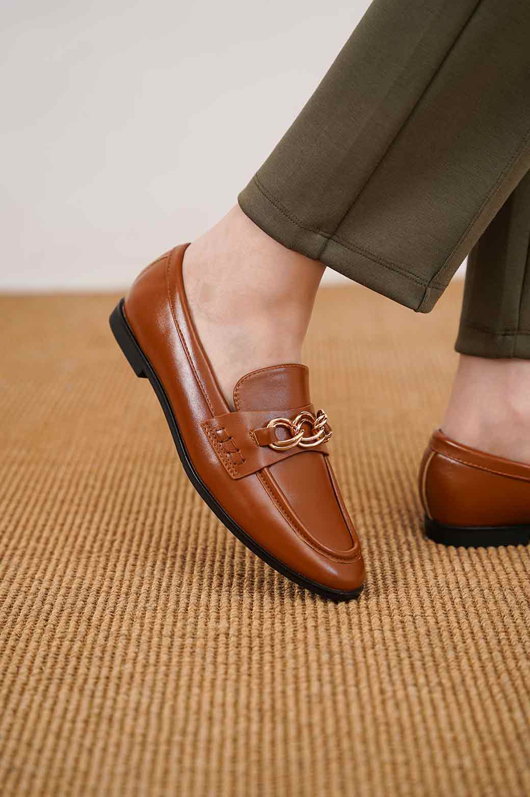 BROWN PLAIN CHAIN LOAFERS