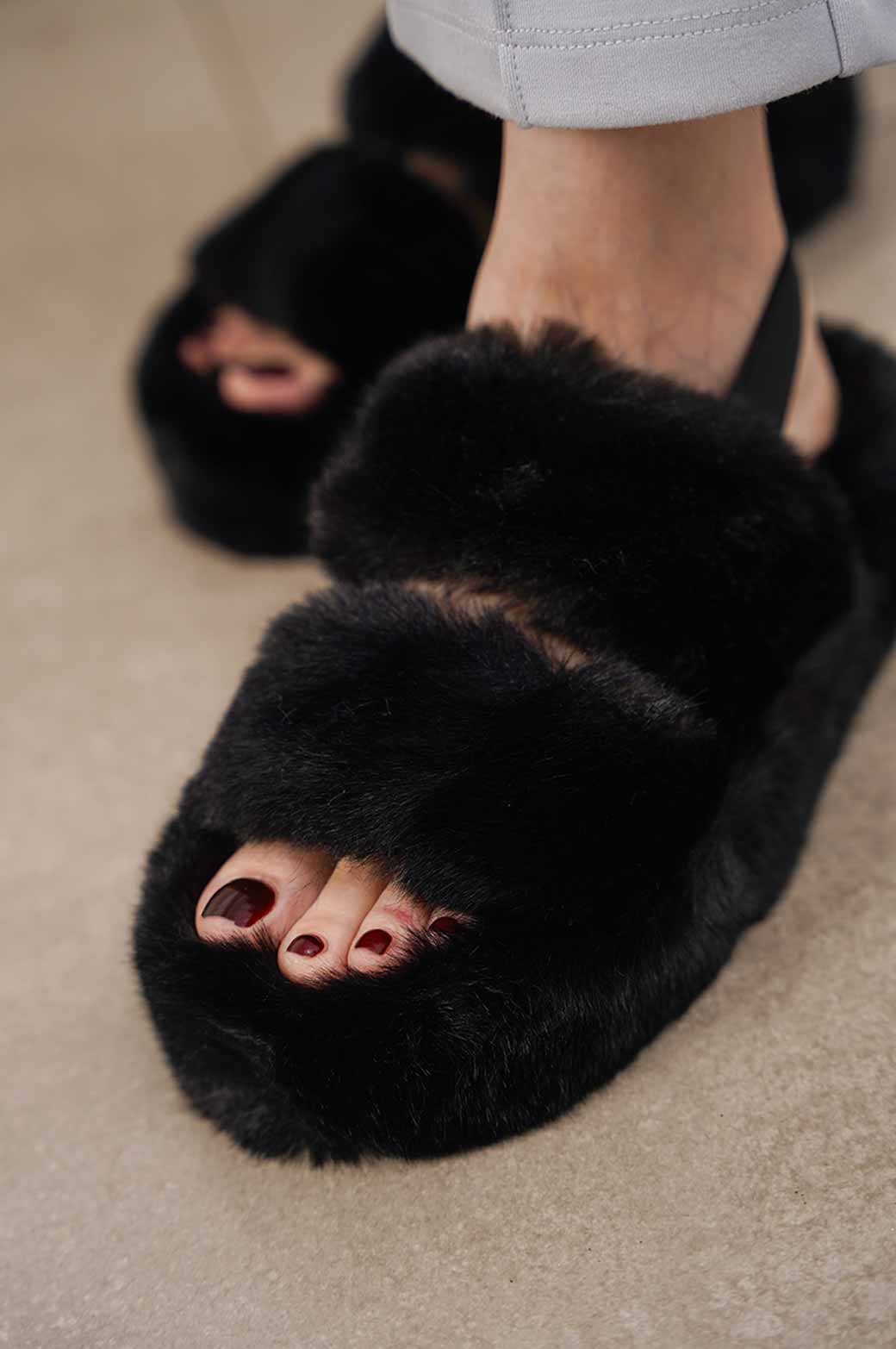 BLACK PLATFORM FUR SLIDES