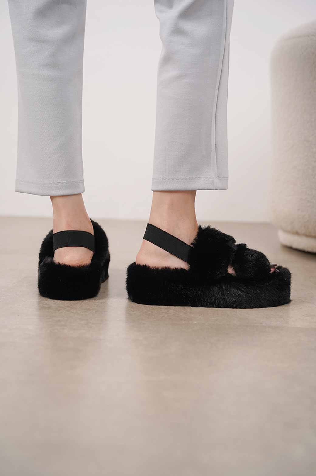 BLACK PLATFORM FUR SLIDES
