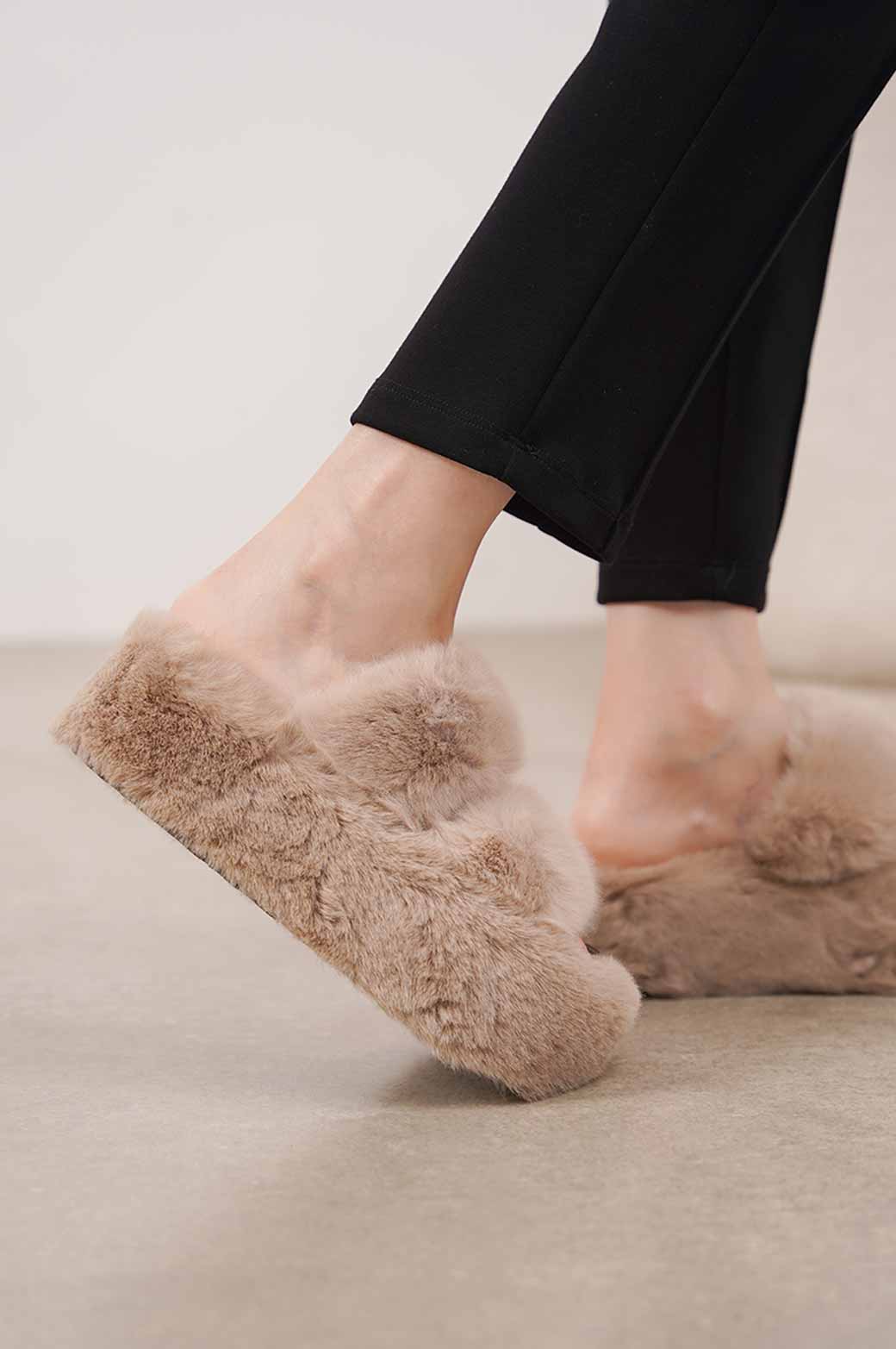 BEIGE PLATFORM FUR SLIDES