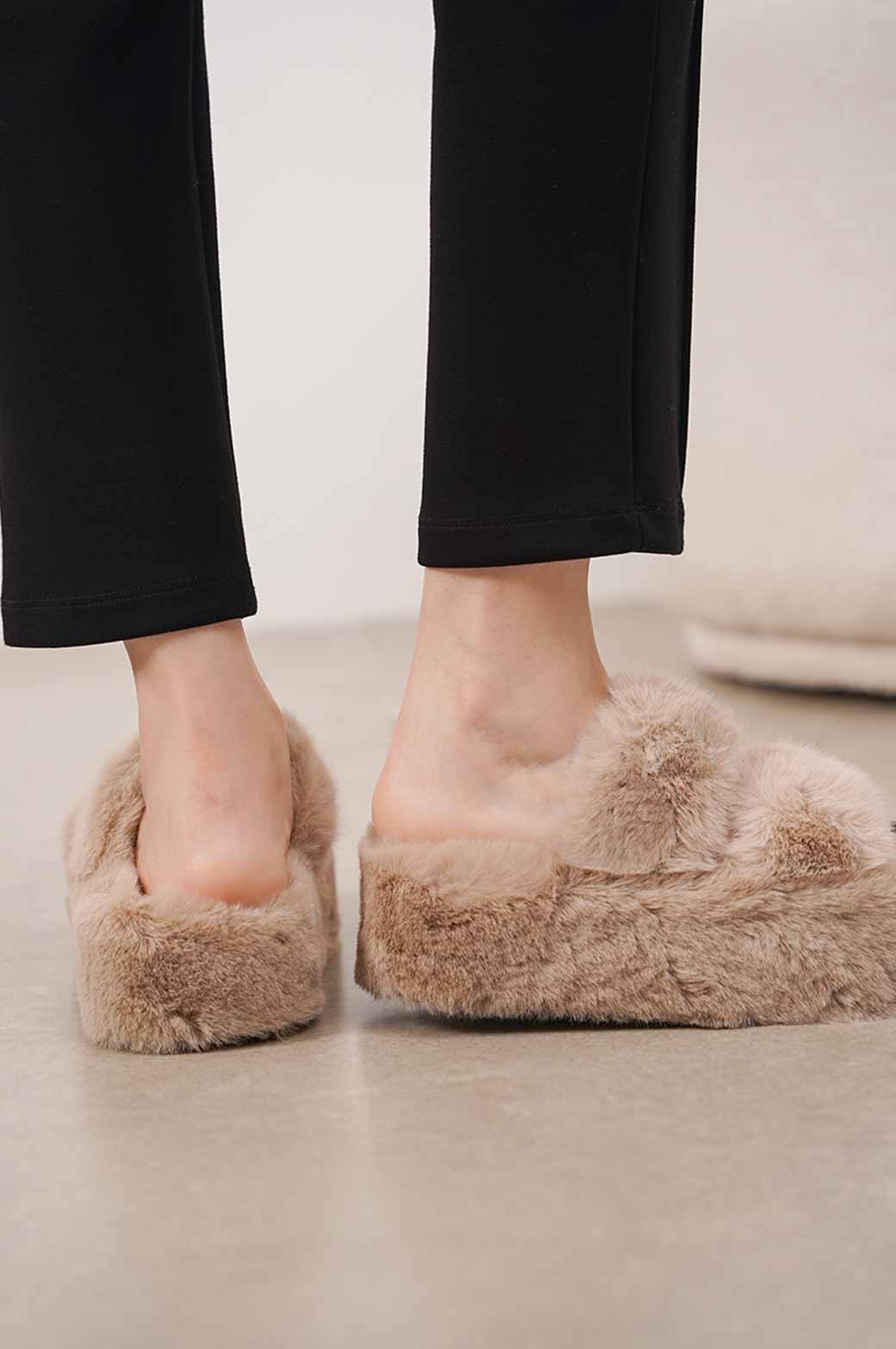 BEIGE PLATFORM FUR SLIDES