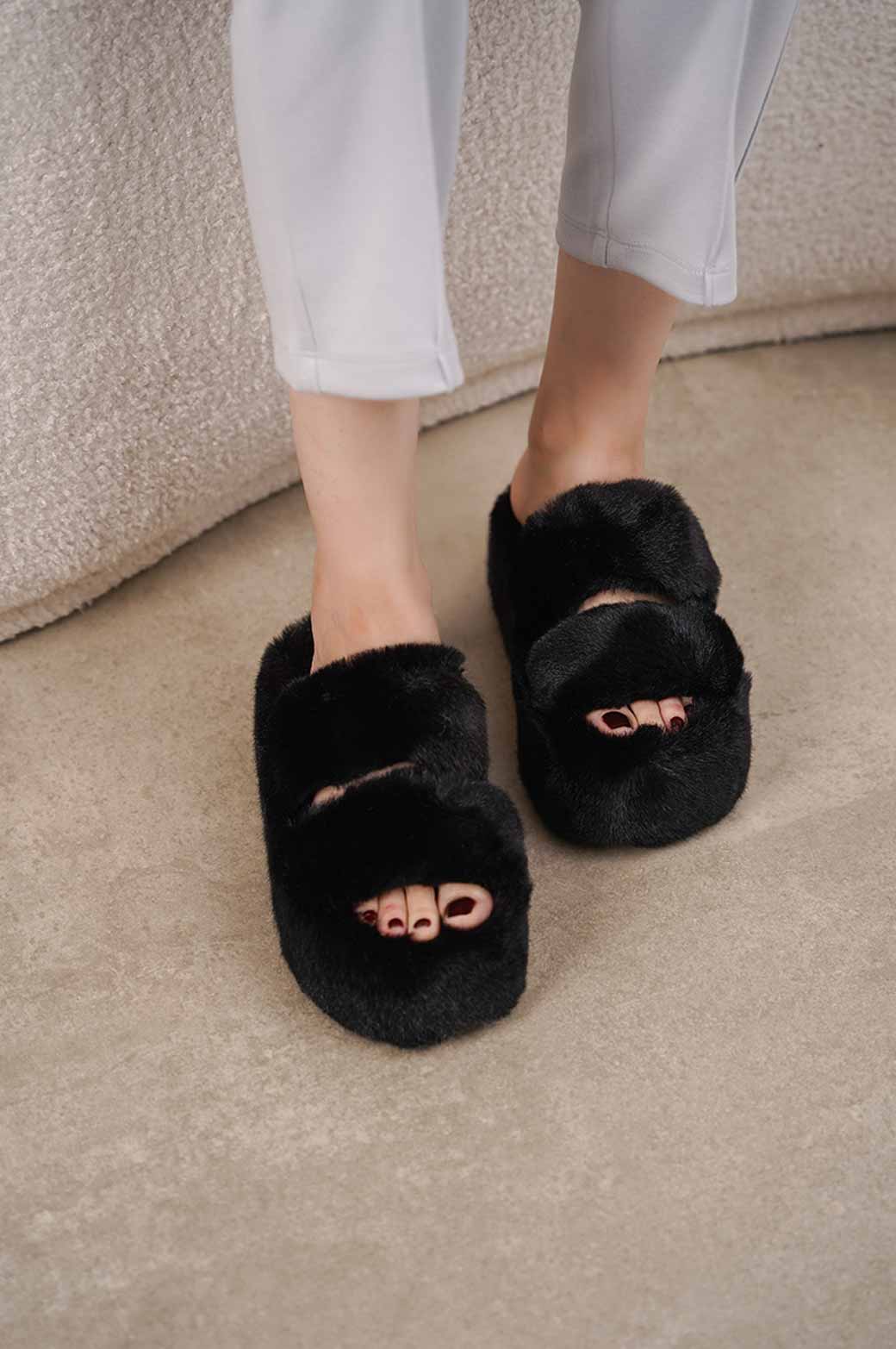 BLACK PLATFORM FUR SLIDES