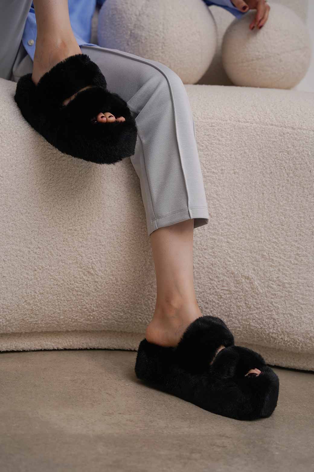 BLACK PLATFORM FUR SLIDES