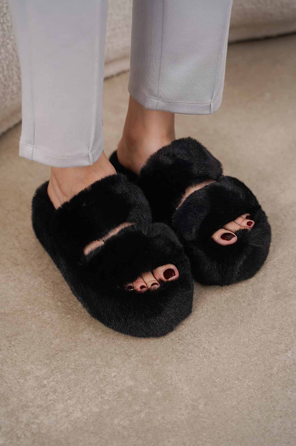 BLACK PLATFORM FUR SLIDES