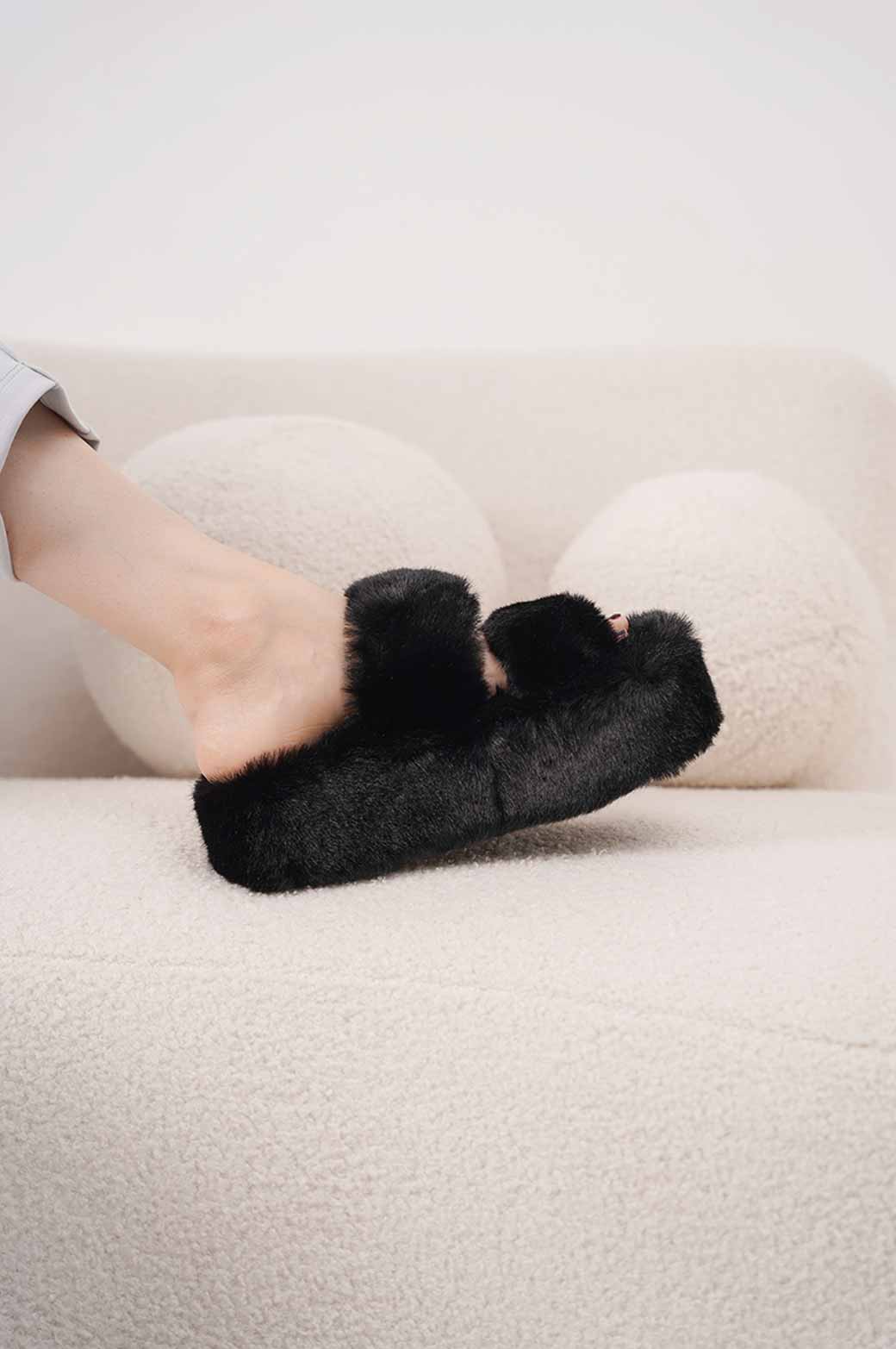 BLACK PLATFORM FUR SLIDES