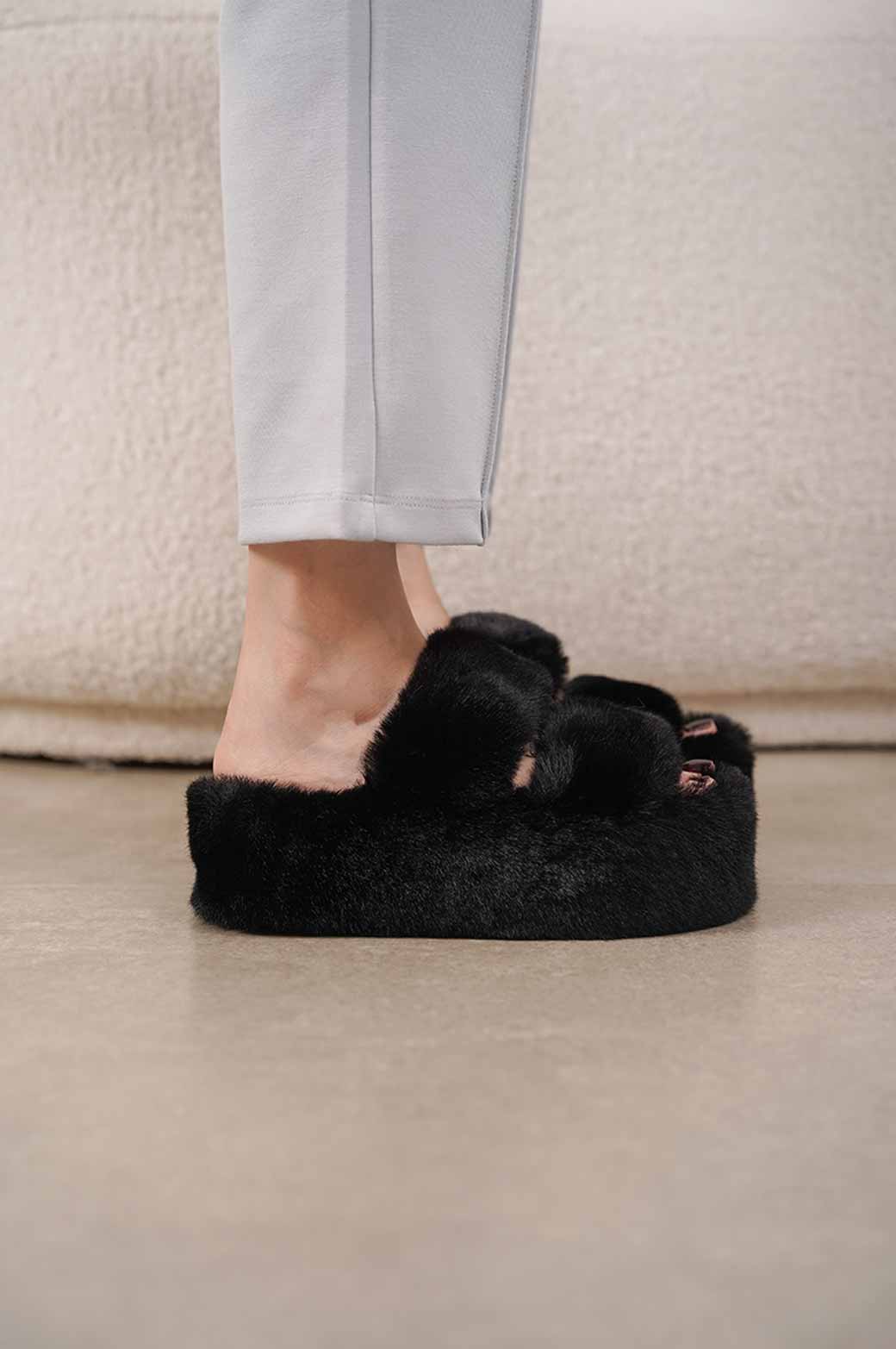 BLACK PLATFORM FUR SLIDES