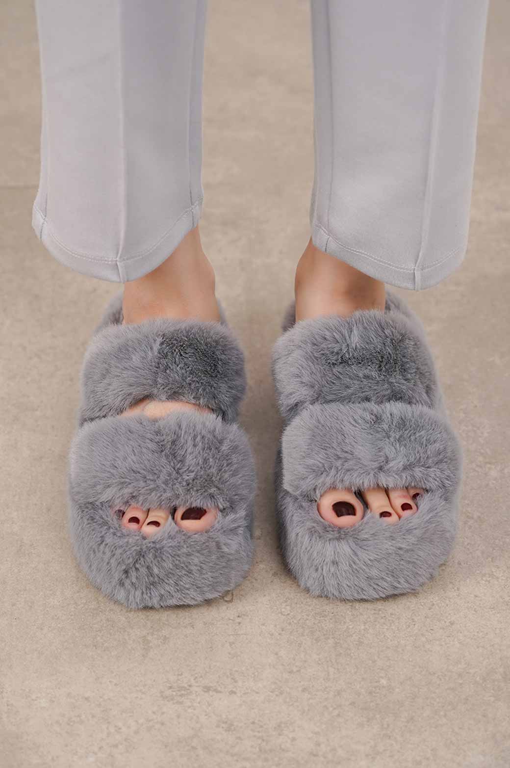 GREY PLATFORM FUR SLIDES