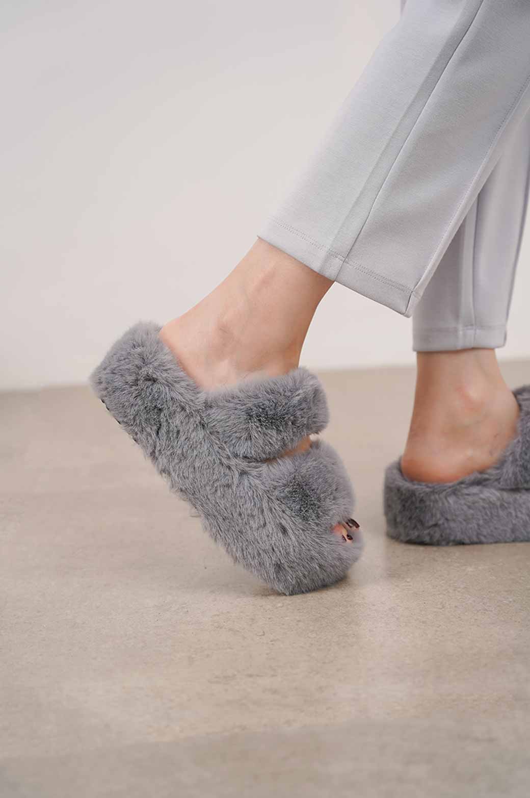 GREY PLATFORM FUR SLIDES