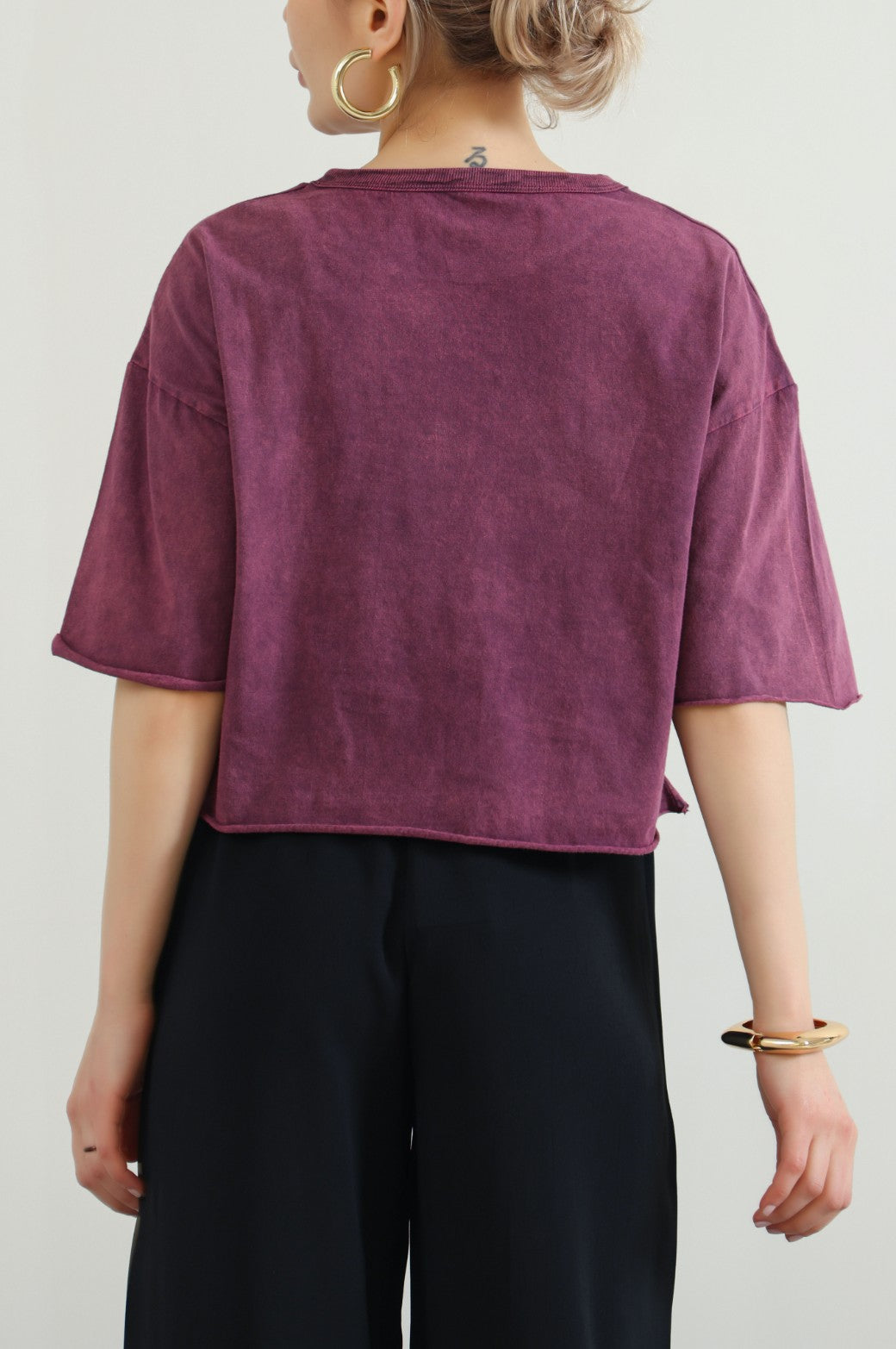 PLUM DISTRESSED CROPPED  TEE