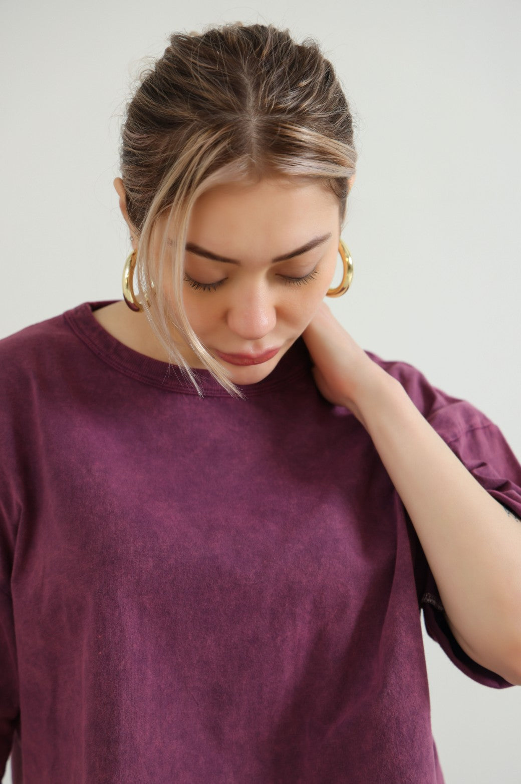 PLUM DISTRESSED CROPPED  TEE