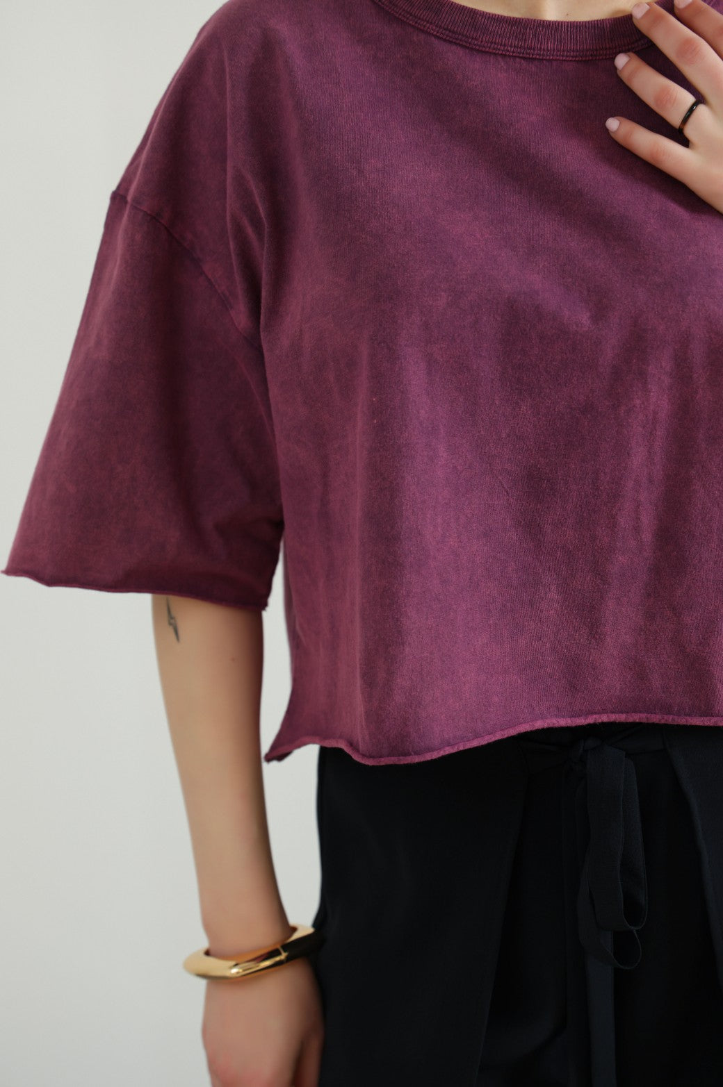 PLUM DISTRESSED CROPPED  TEE