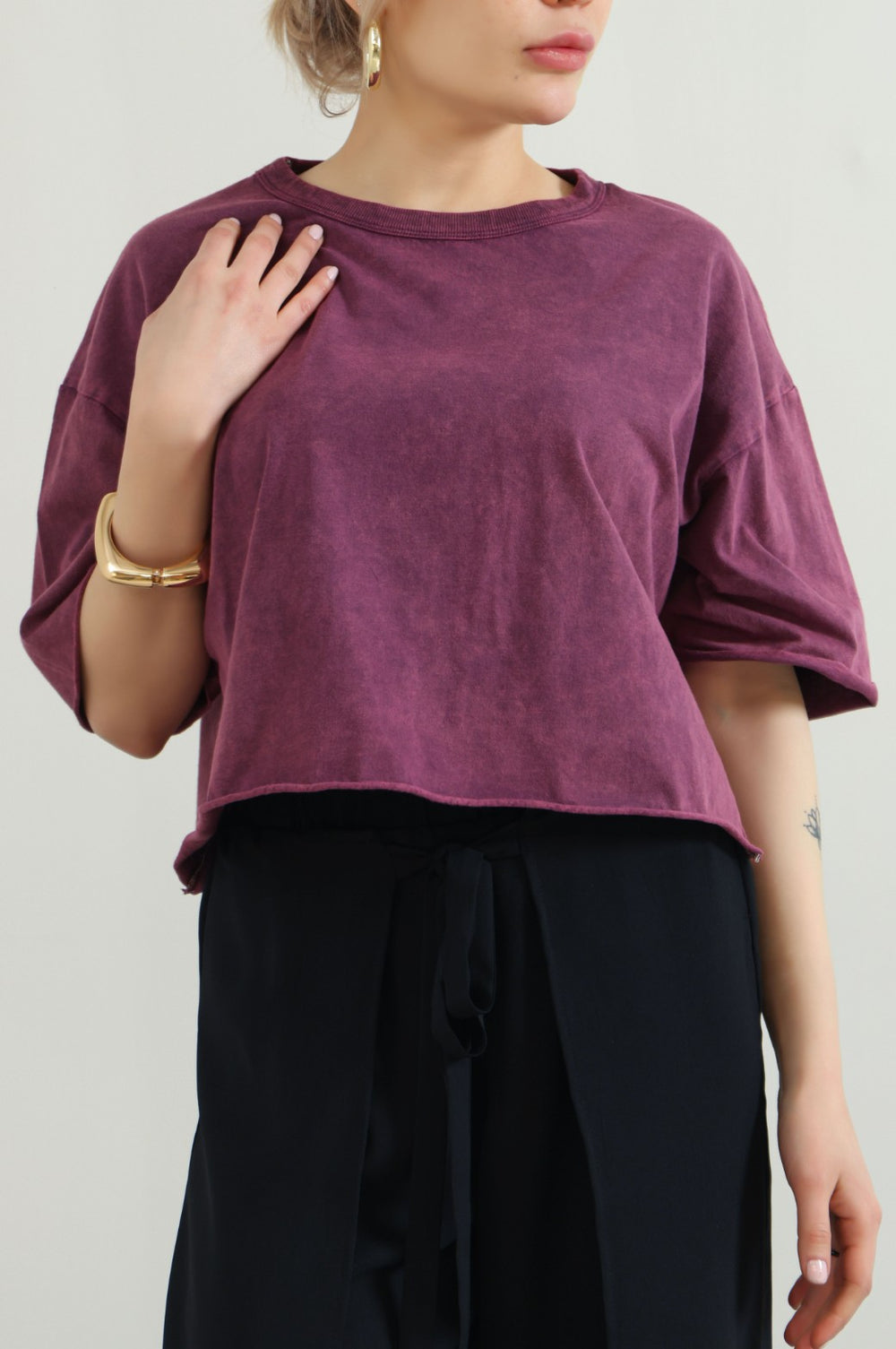 PLUM DISTRESSED CROPPED  TEE