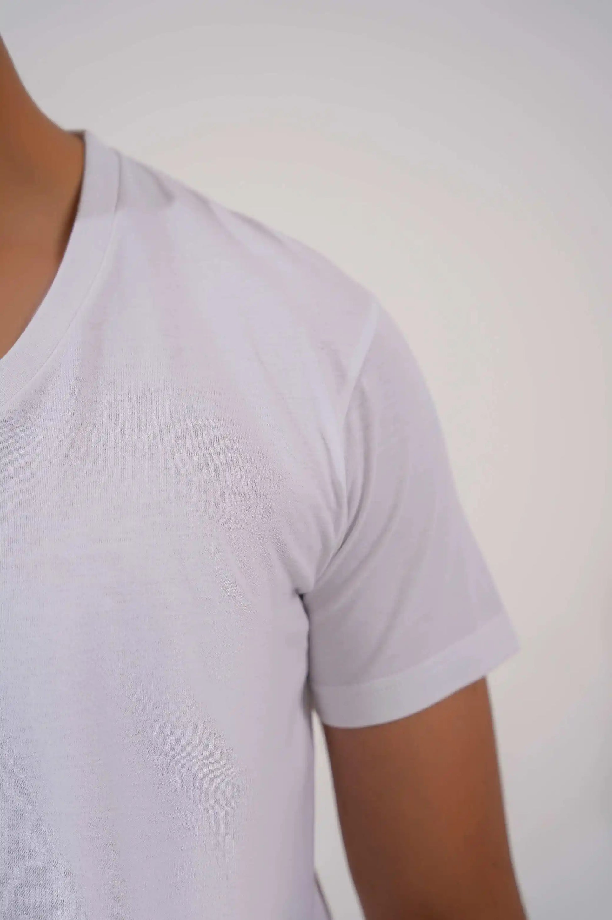 WHITE BASIC V NECK T-SHIRT