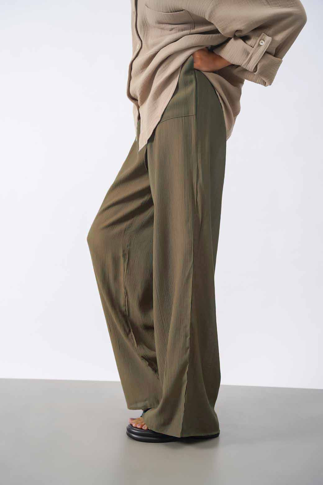 OLIVE EVERYDAY CRINKLE PANTS
