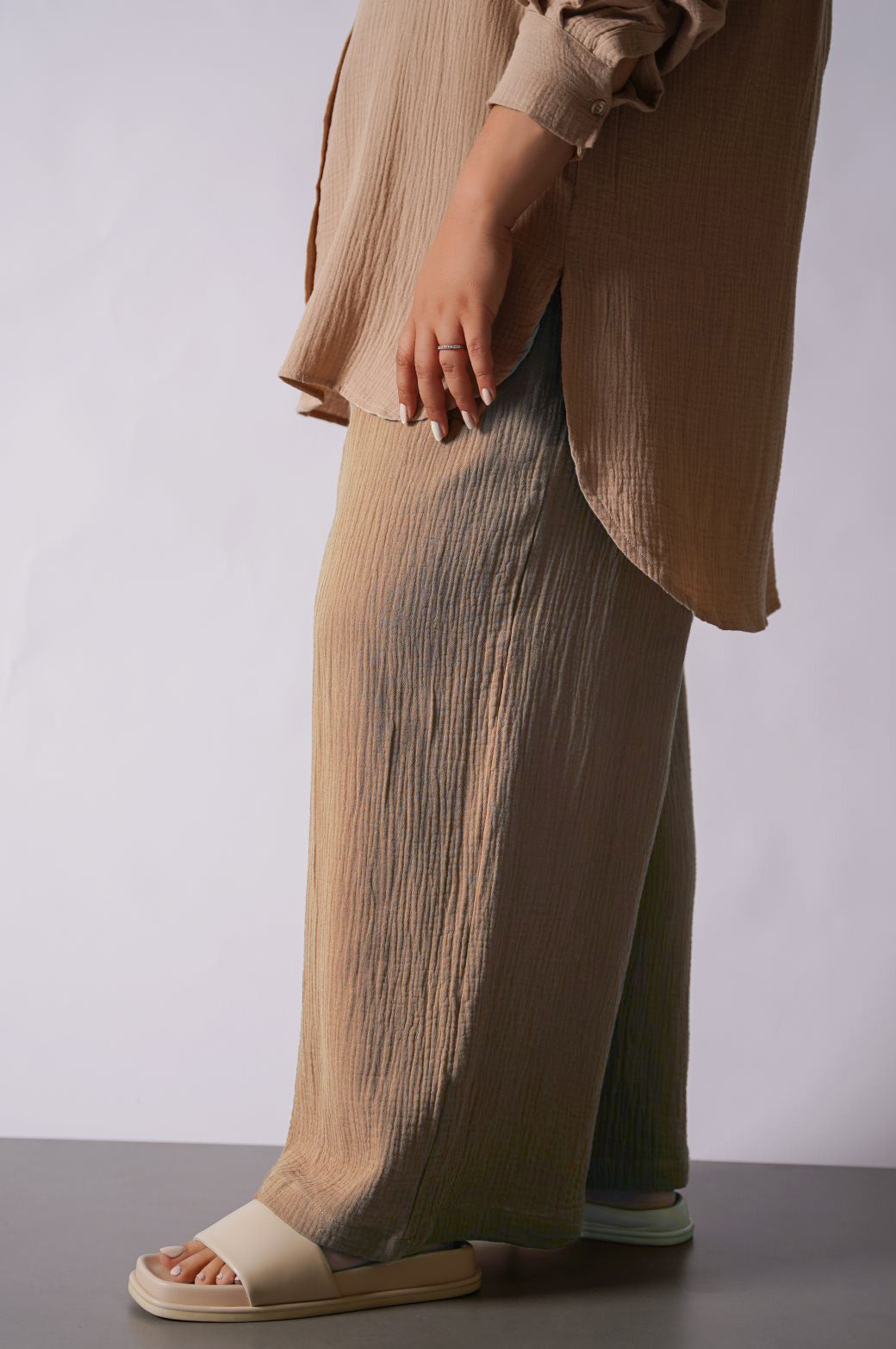 CAMEL CURVE MUSLIN PANTS