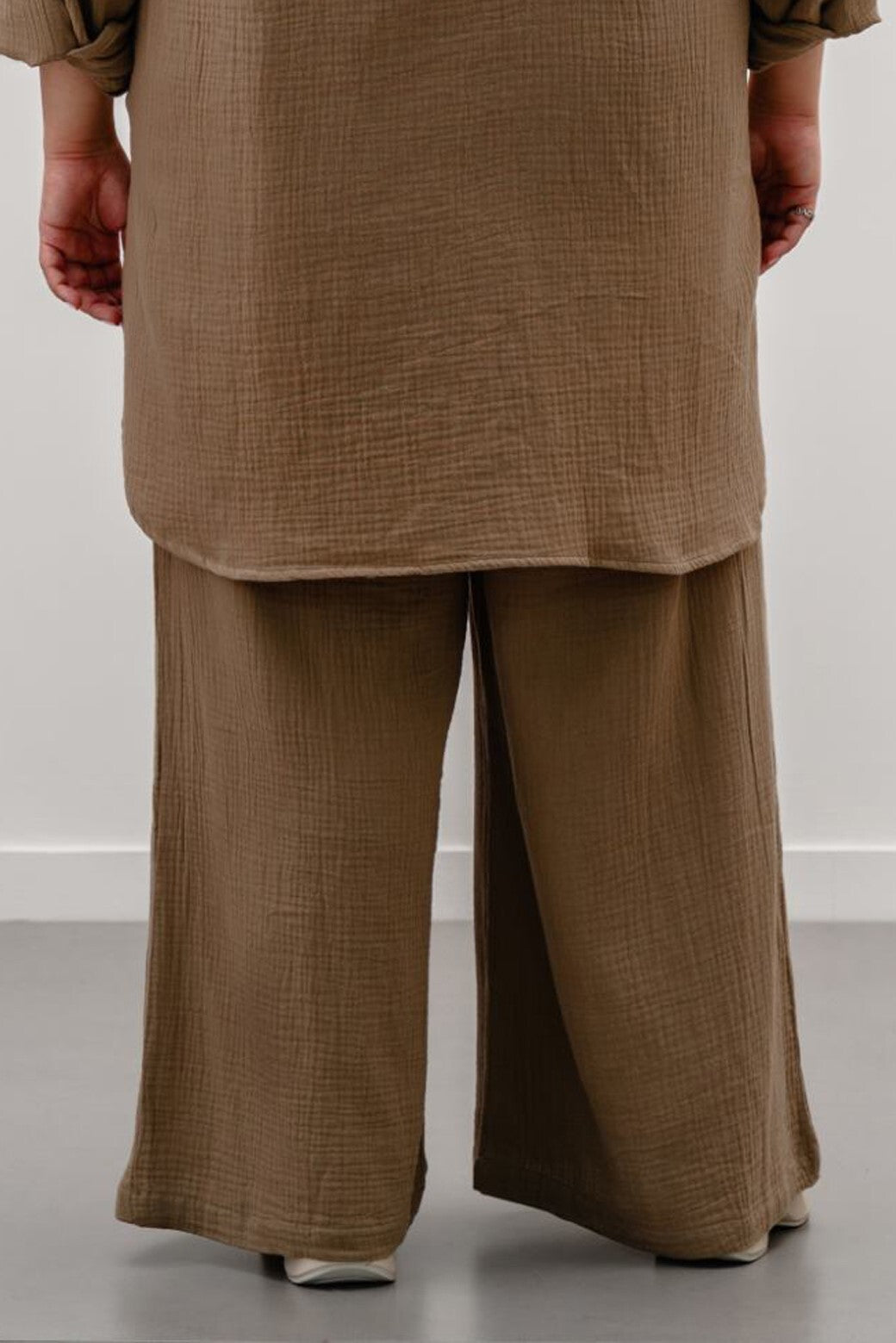 TAUPE CURVE MUSLIN PANTS