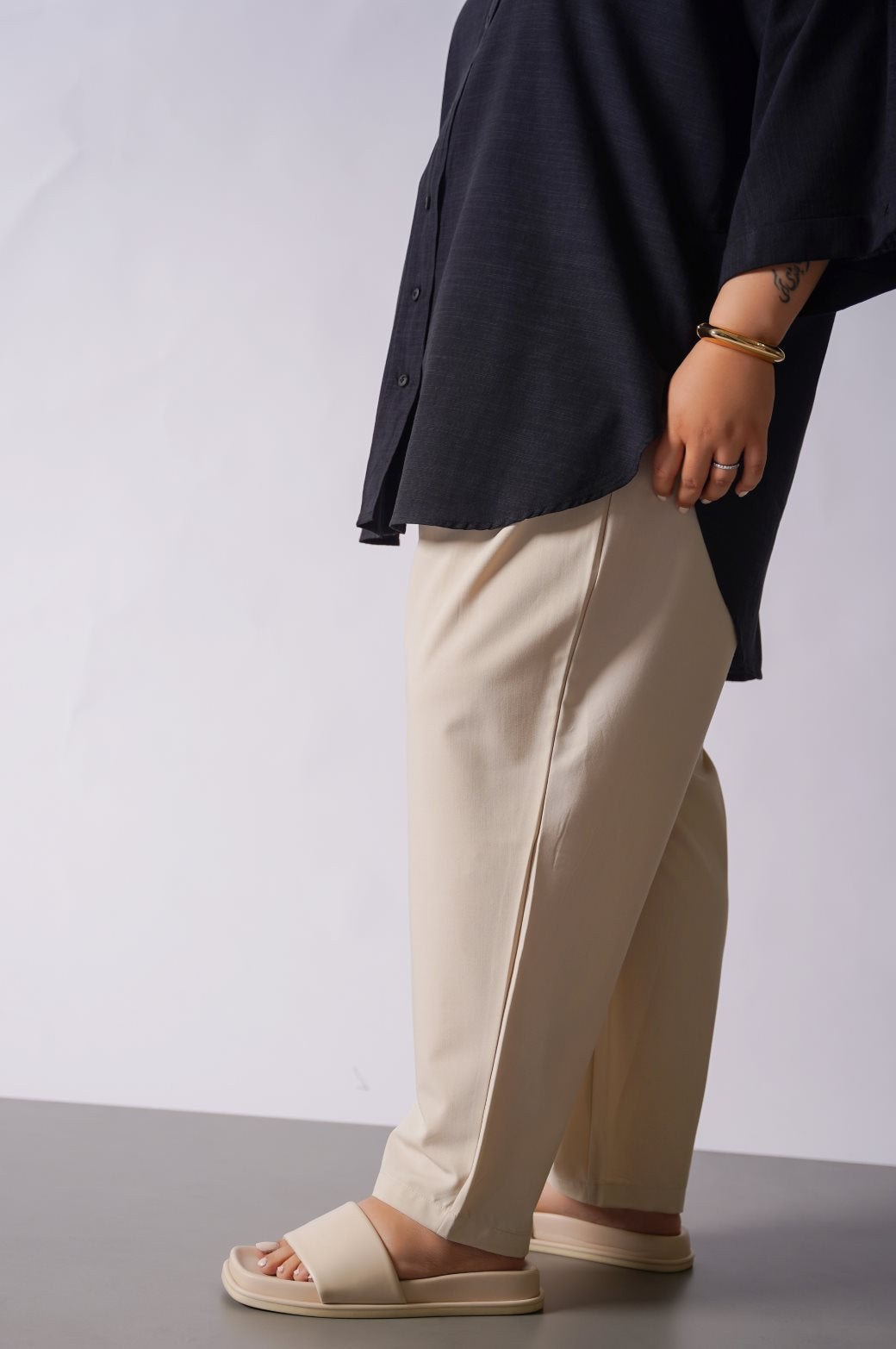 BEIGE CURVE SLOUCHY PANTS