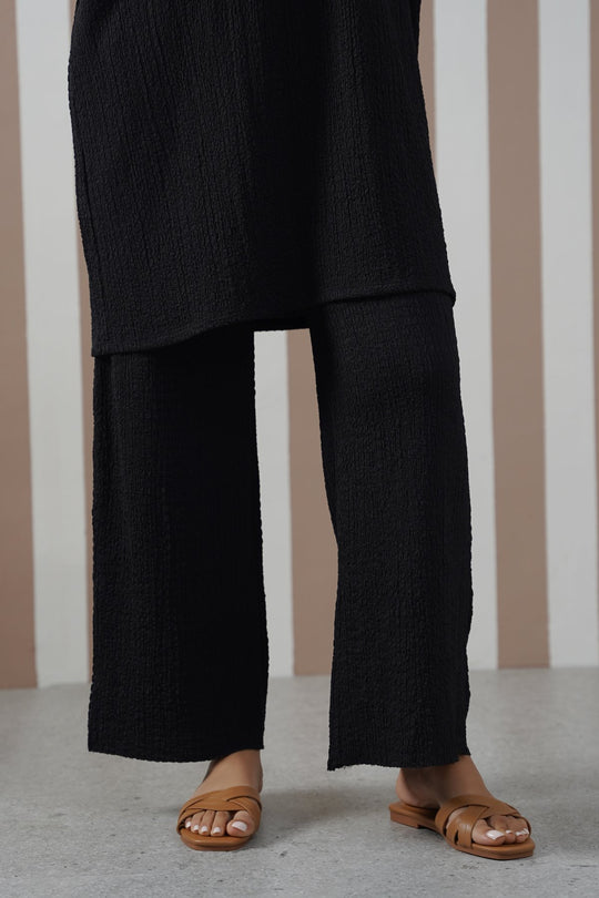 BLACK TEXTURED STRETCHY PANTS