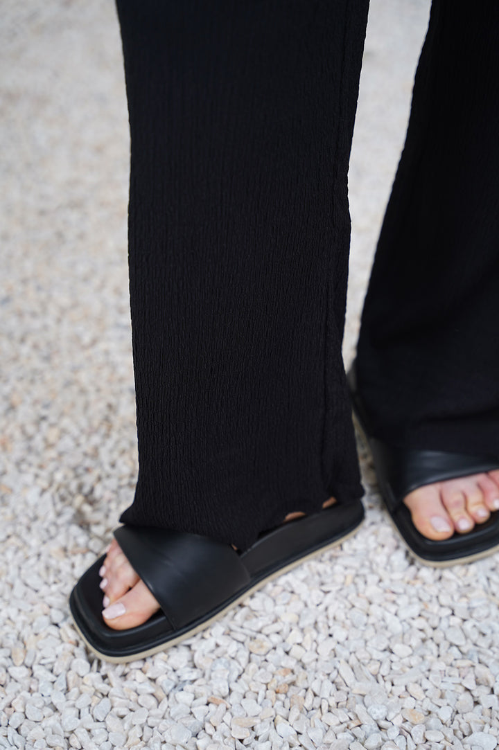 BLACK TEXTURED STRETCHY PANTS