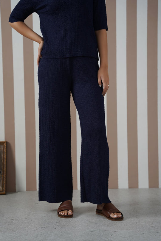 NAVY TEXTURED STRETCHY PANTS