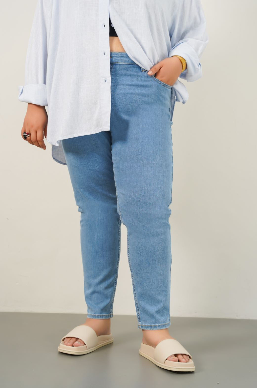 MID-BLUE CURVE MID RISE JEGGING