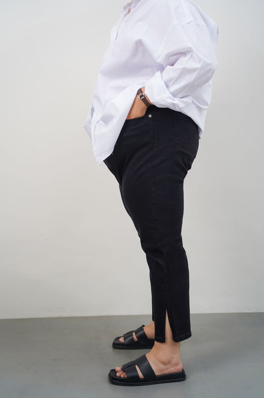 BLACK CURVE SLIM CROPPED JEANS