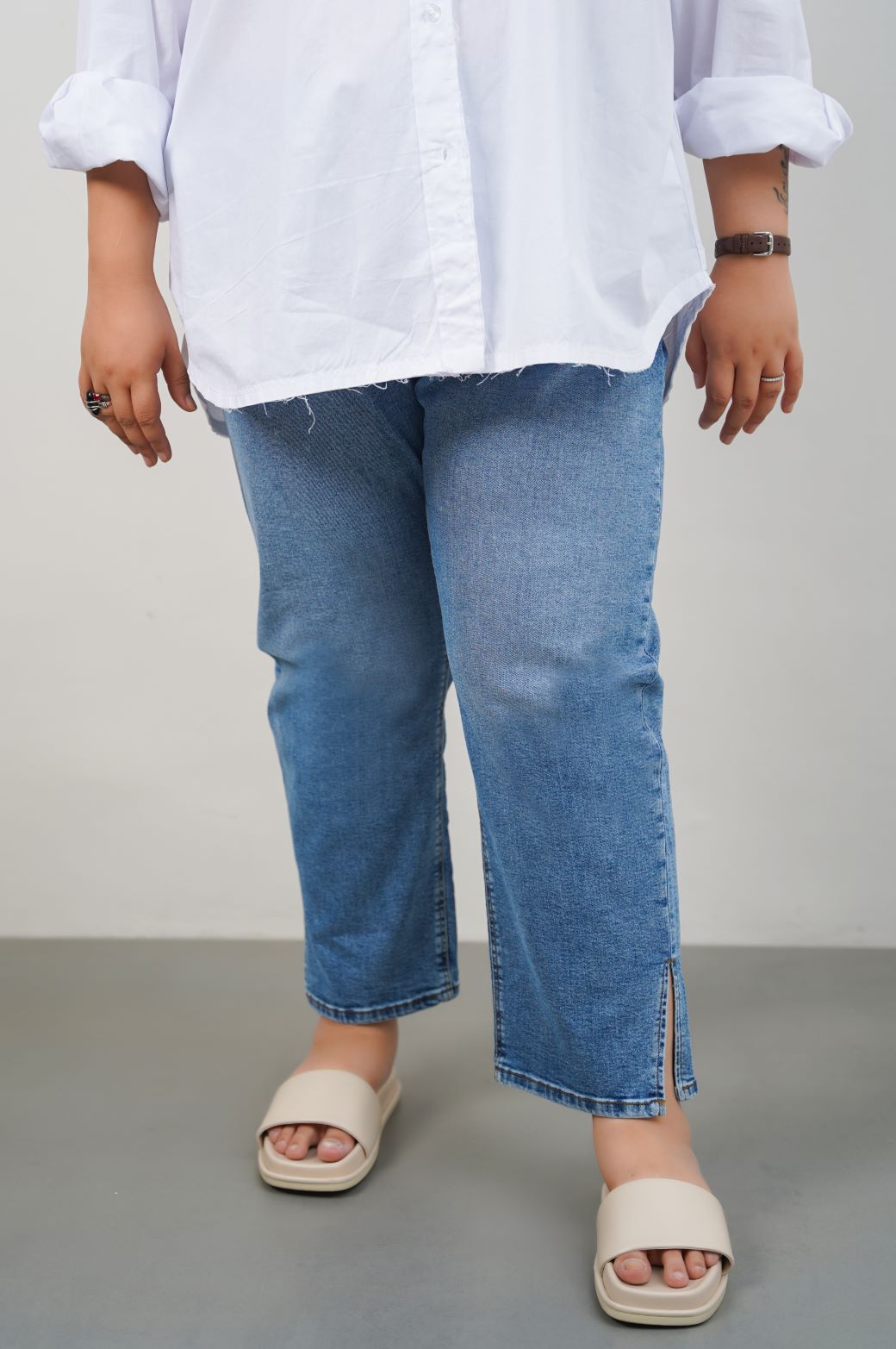 MID-BLUE CURVE SLIM CROPPED JEANS