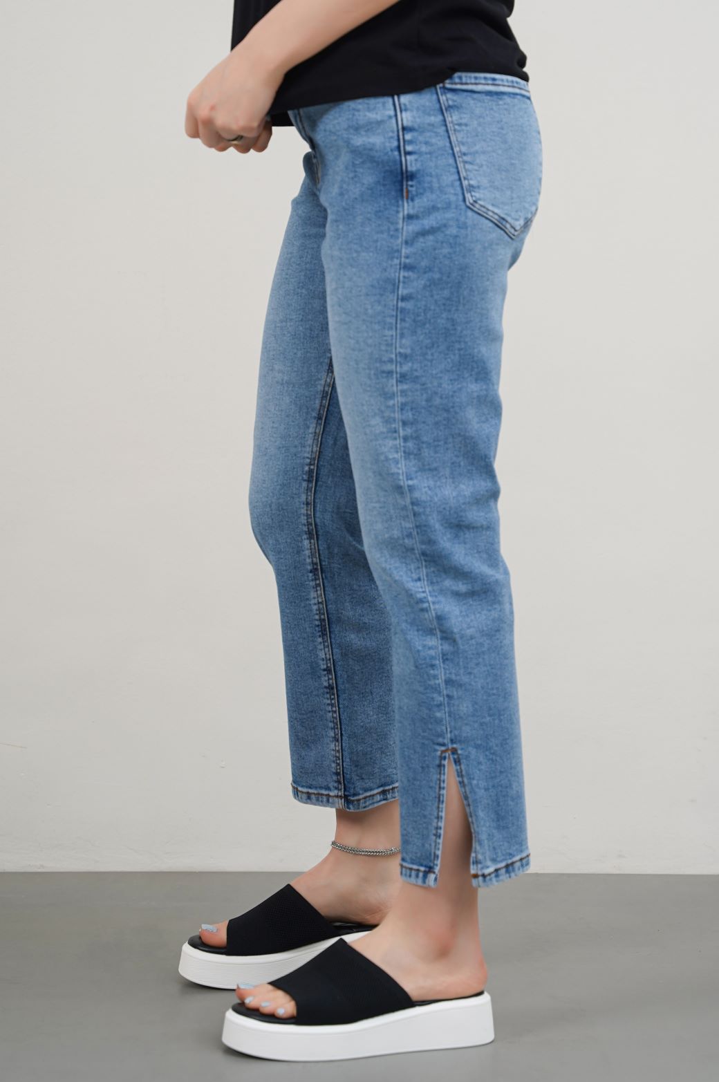 MID BLUE ANKLE CROPPED SLIM JEANS