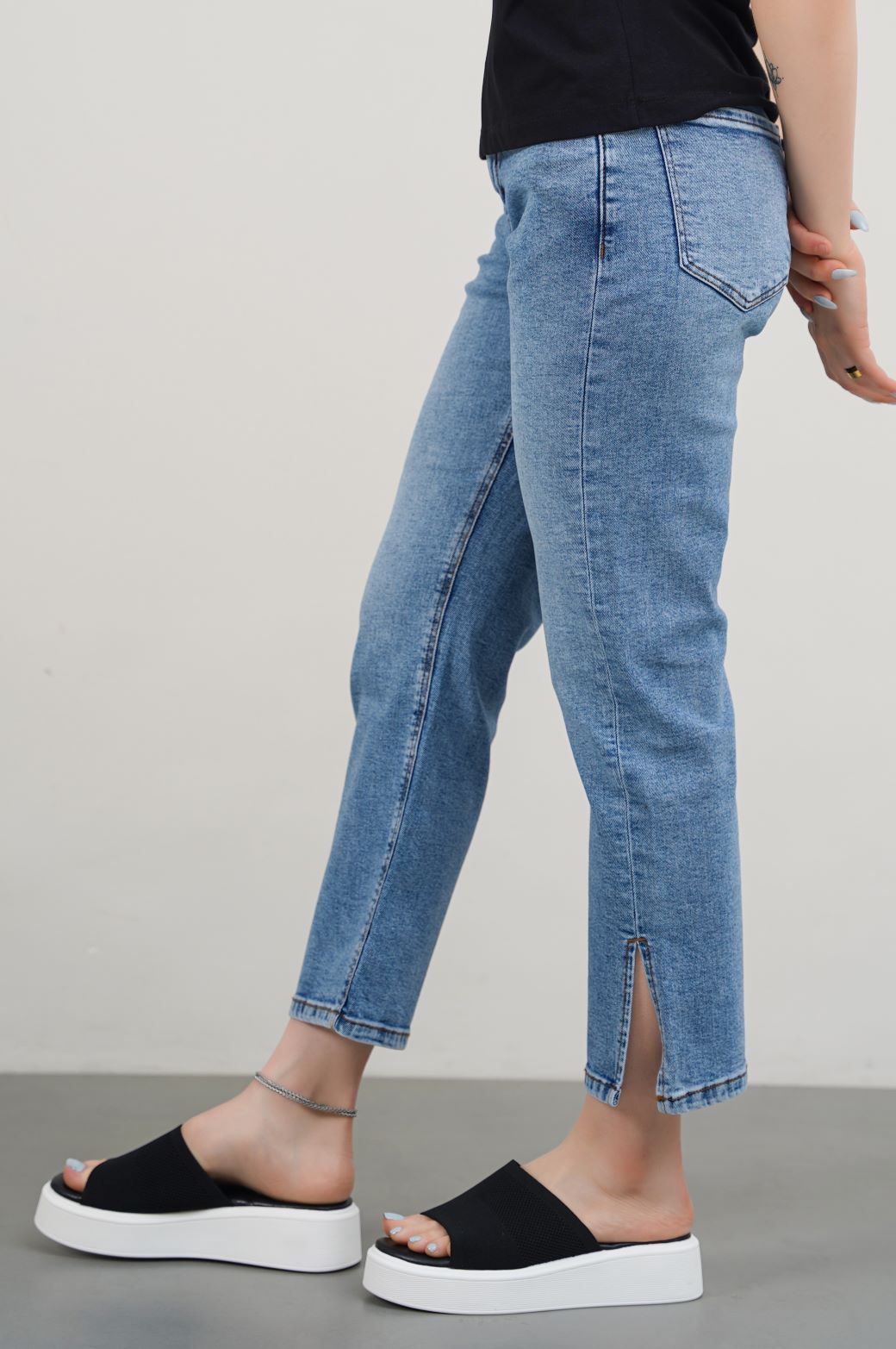 MID BLUE ANKLE CROPPED SLIM JEANS