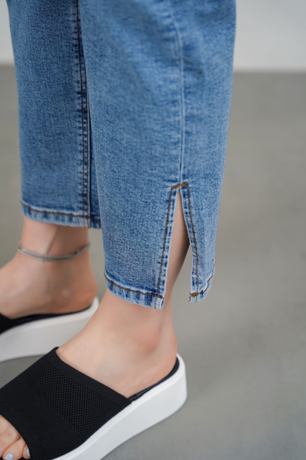 MID BLUE ANKLE CROPPED SLIM JEANS