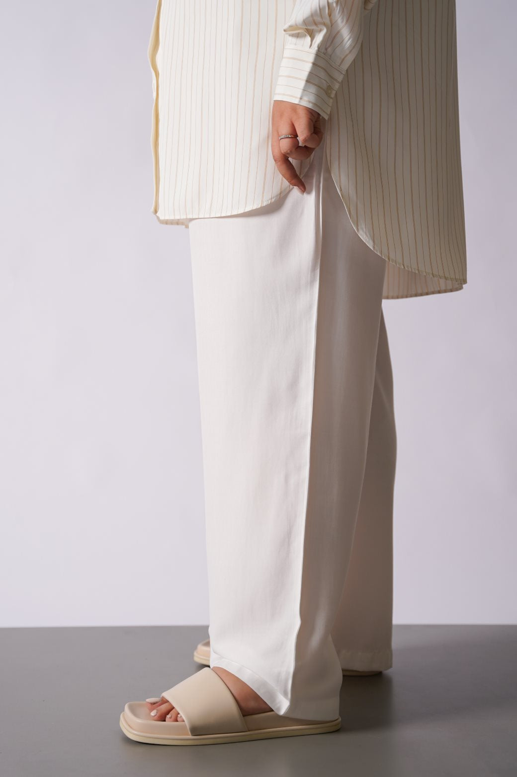 WHITE CURVE WIDE TROUSERS