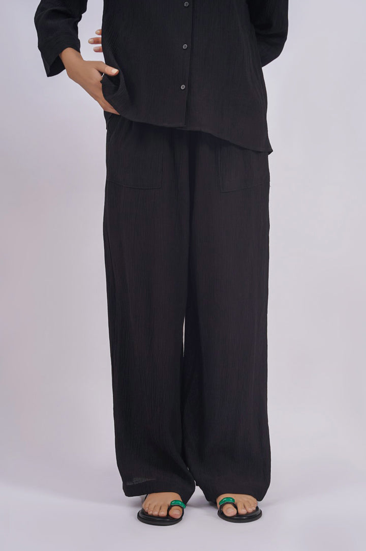 BLACK CRINKLED FLOWY PANTS