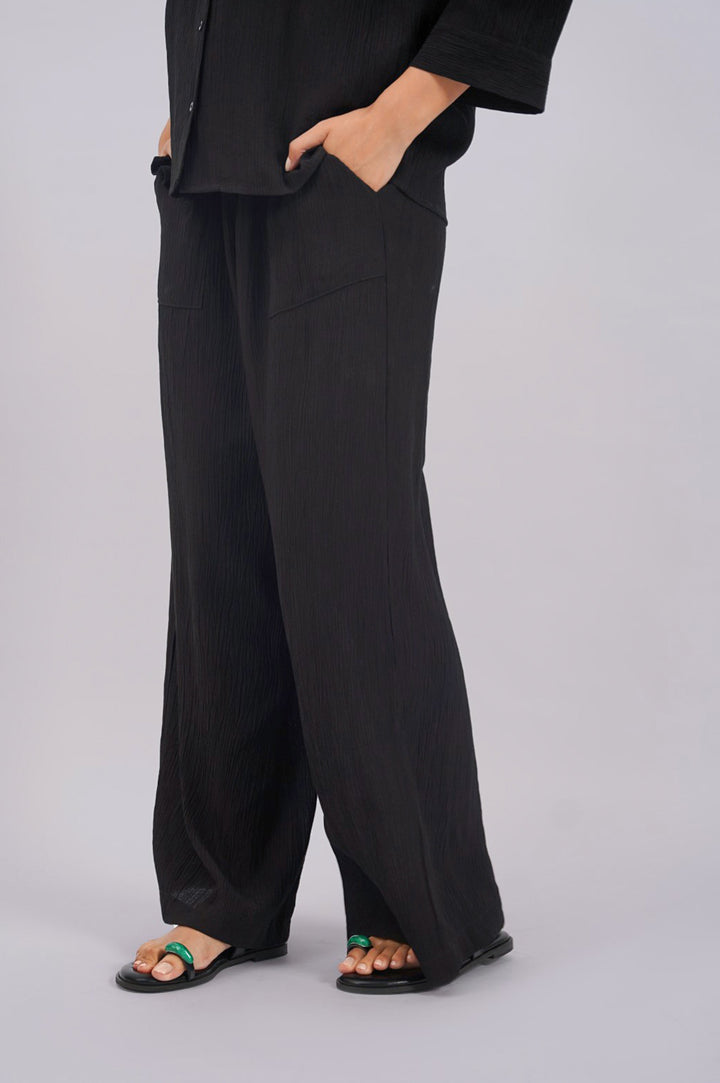 BLACK CRINKLED FLOWY PANTS