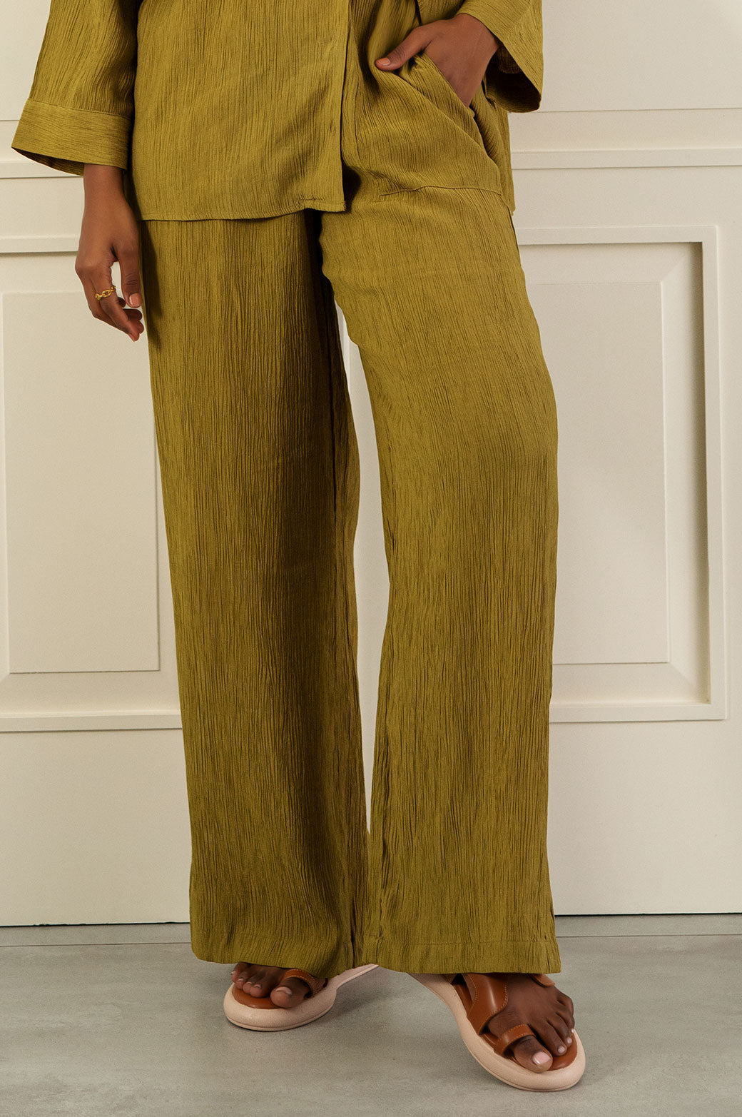 GREEN CRINKLED FLOWY PANTS