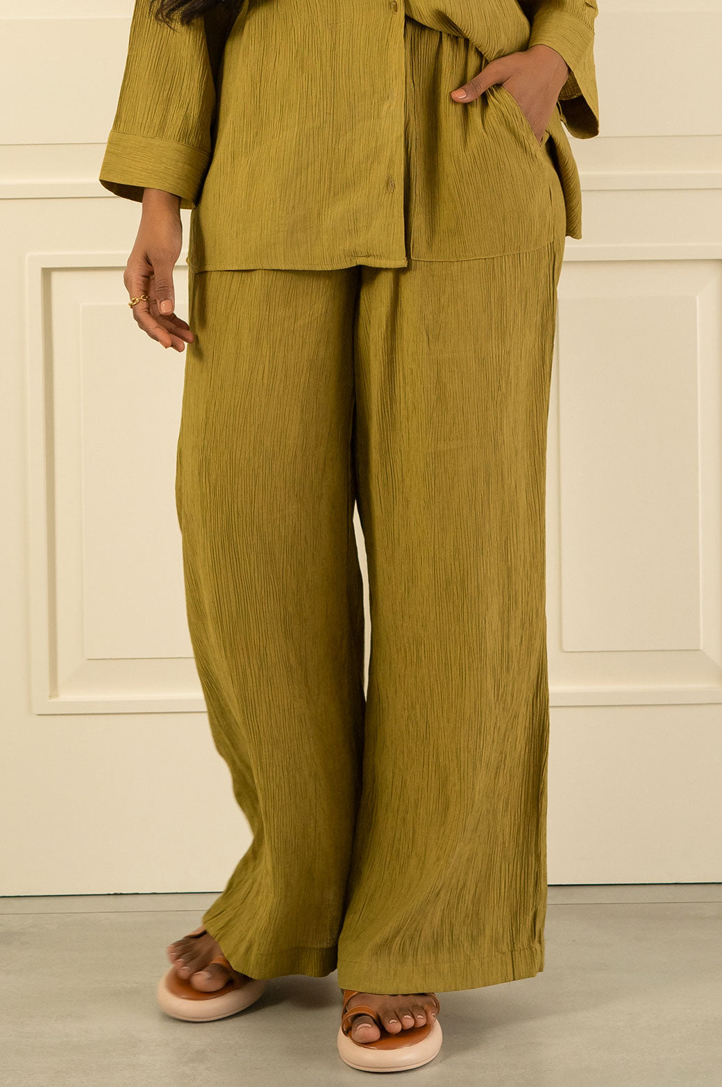 GREEN CRINKLED FLOWY PANTS