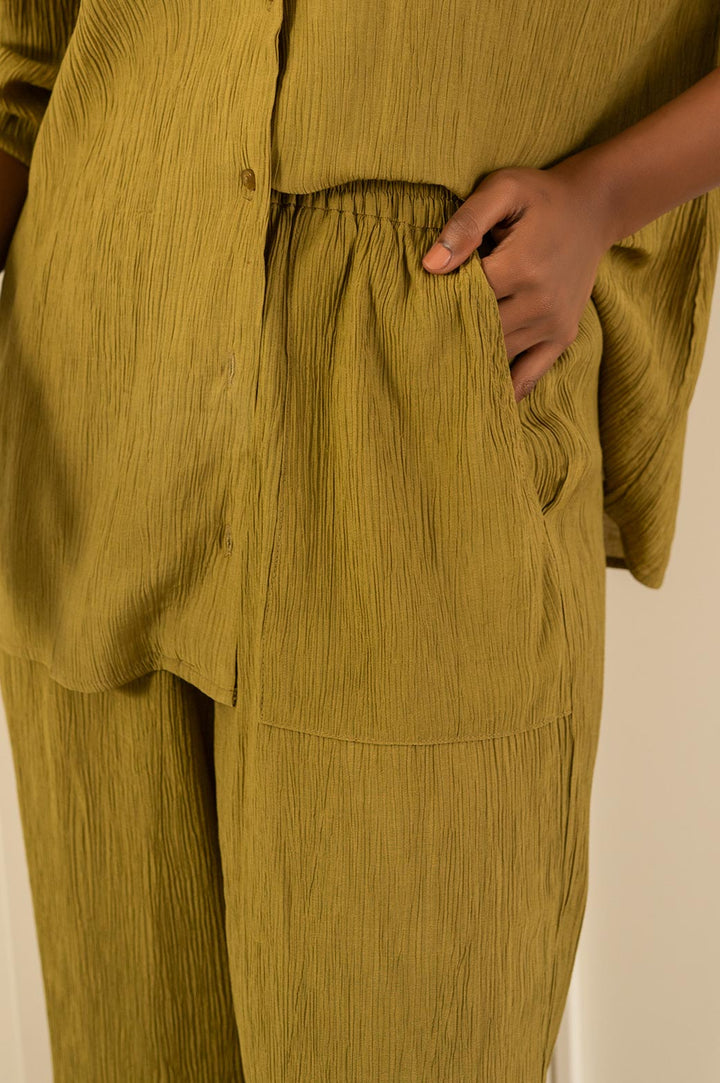 GREEN CRINKLED FLOWY PANTS