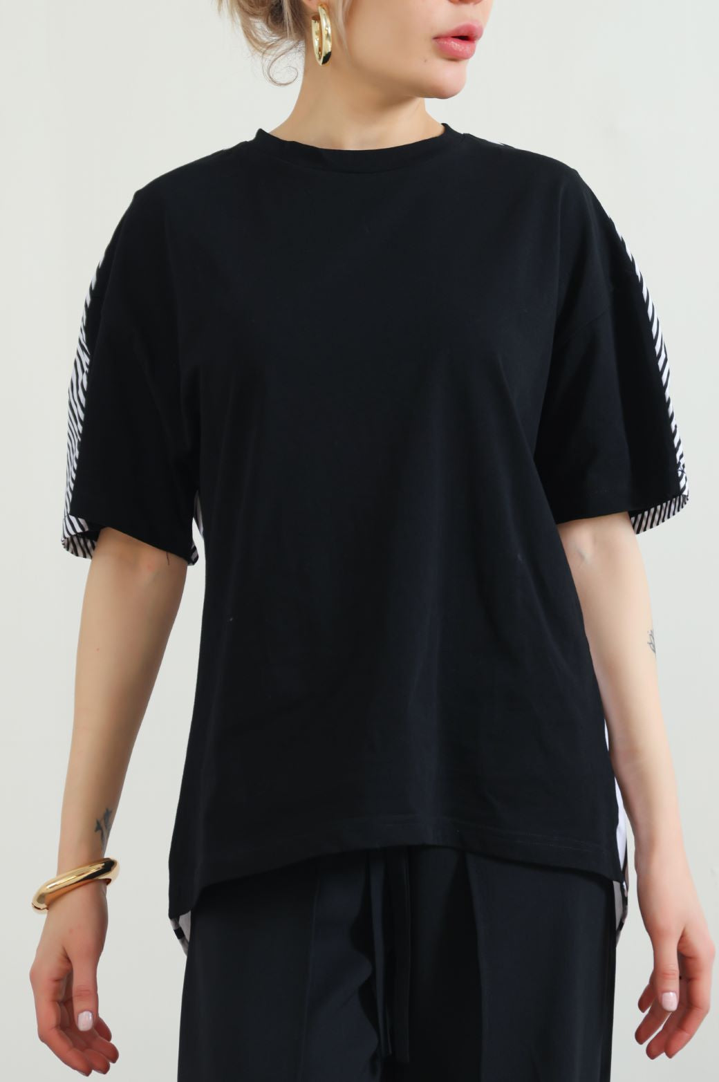 BLACK ASYMMETRICAL STRIPED TEE