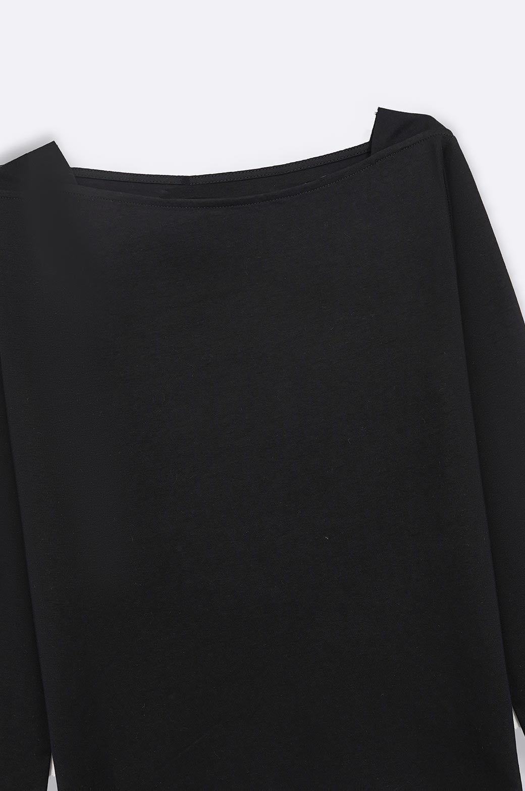BLACK WIDE-NECK TEE