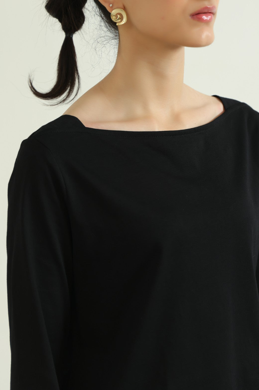 BLACK WIDE-NECK TEE